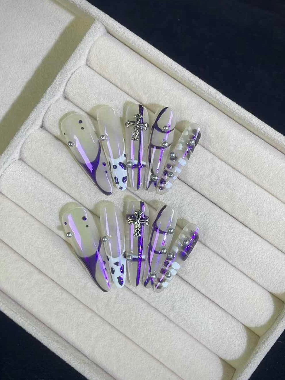 Lignes irrégulières futuristes violettes argentées