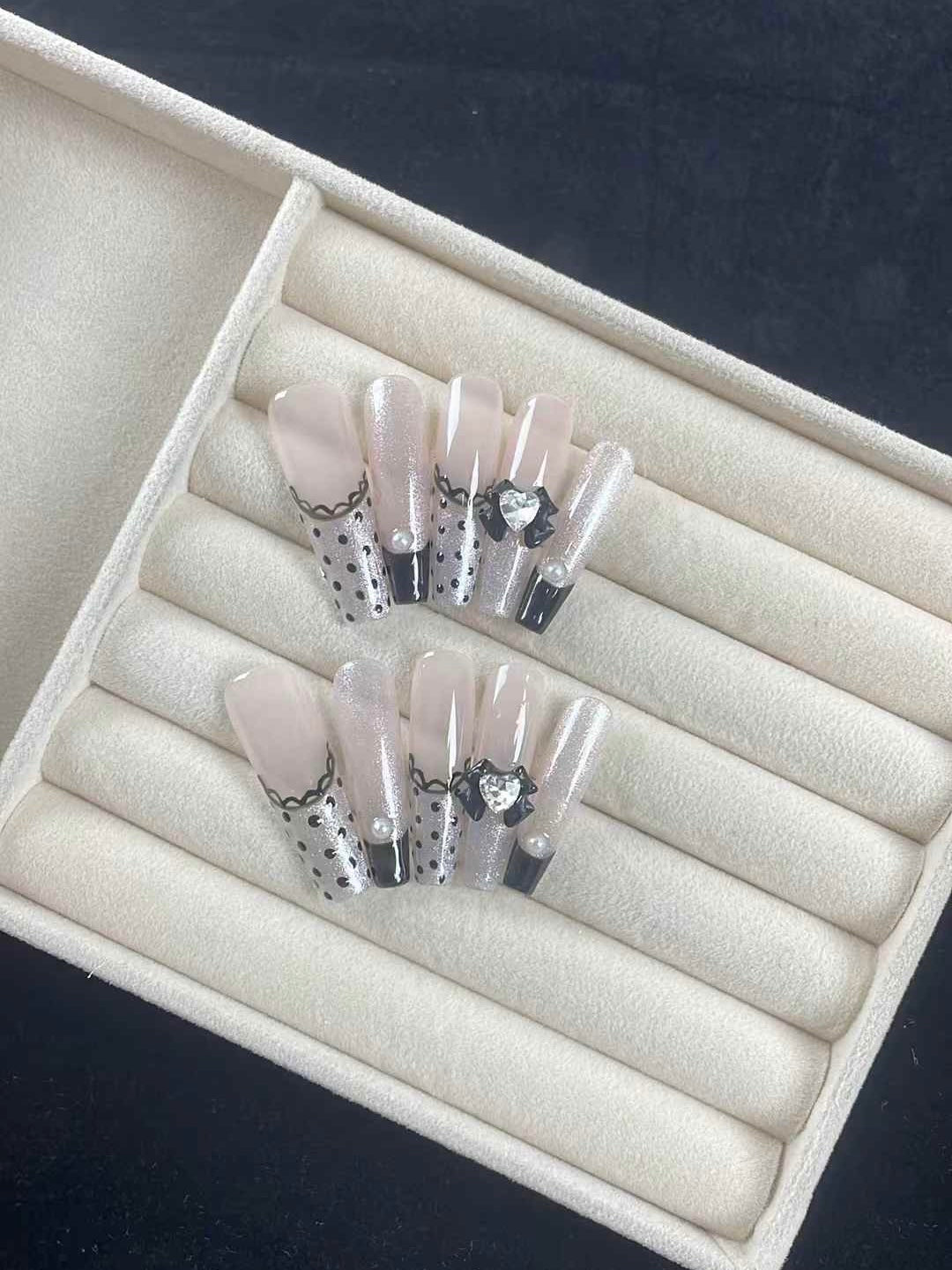 Schwarze Punkte Spitze French Tip