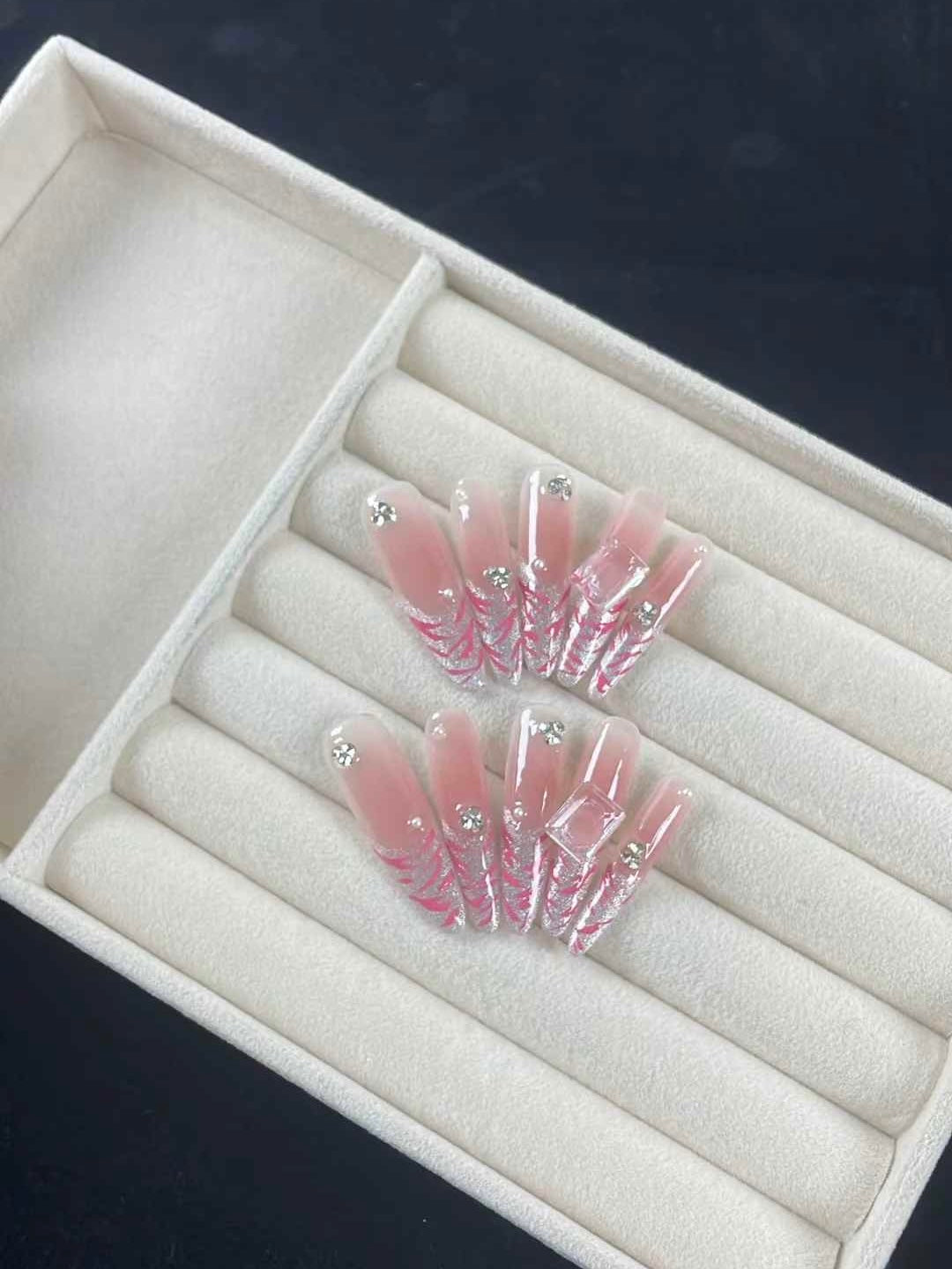 Glitzernder rosa Cat Eye French Tip