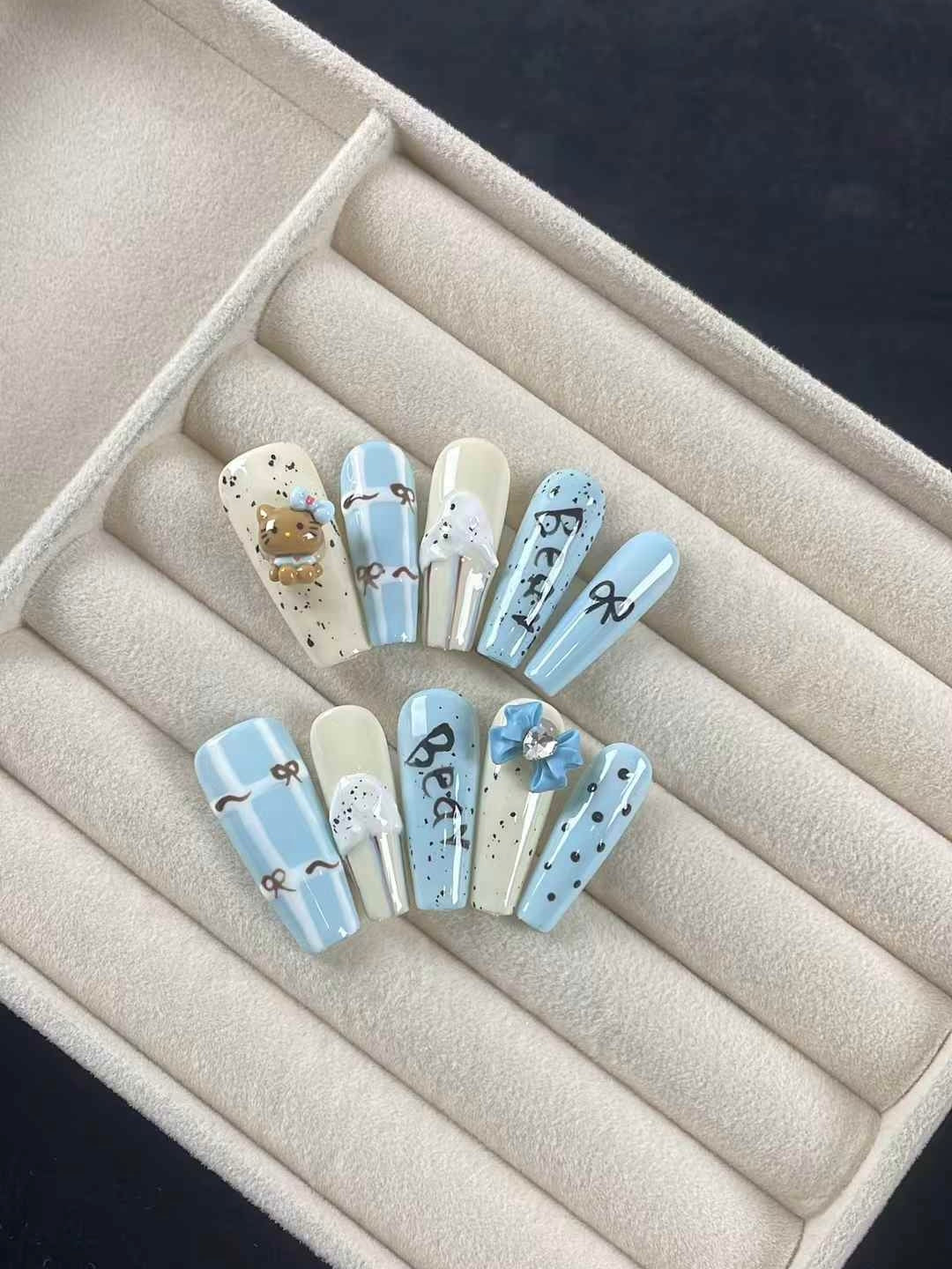 Babyblaues, weiches Beige, süßes 3D-Kätzchen