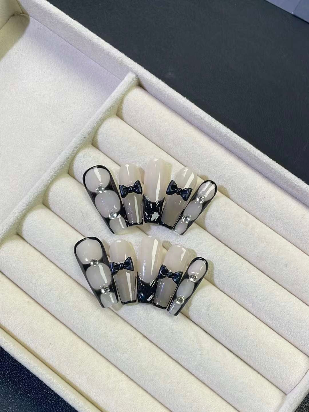 Hollow Bowtie